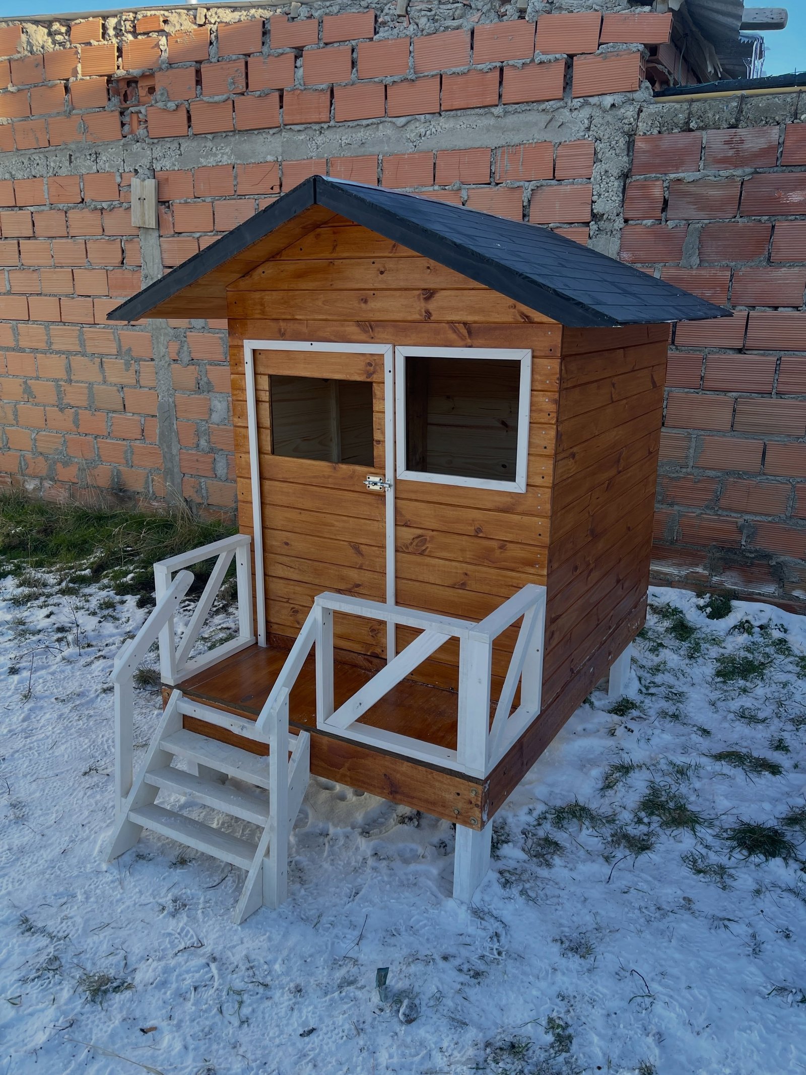 Estructura de techo artesanal en madera a la vista